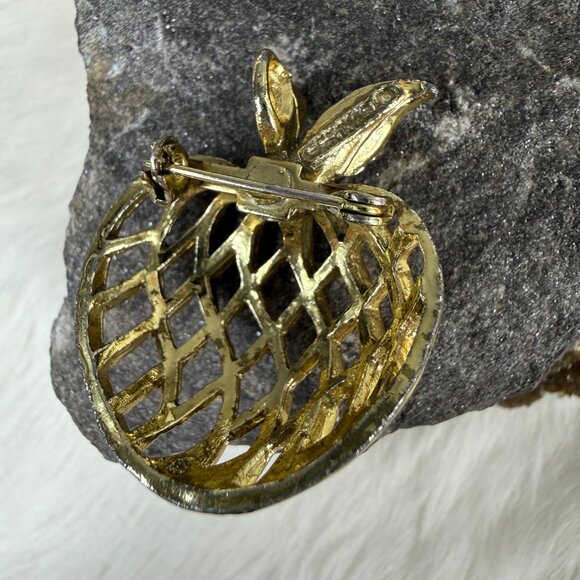 Vintage Gerry's Apple Brooch Lattice Gold Tone Apple Pin - Picture 3 of 4